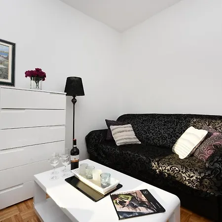 Urban Holiday Apartment *